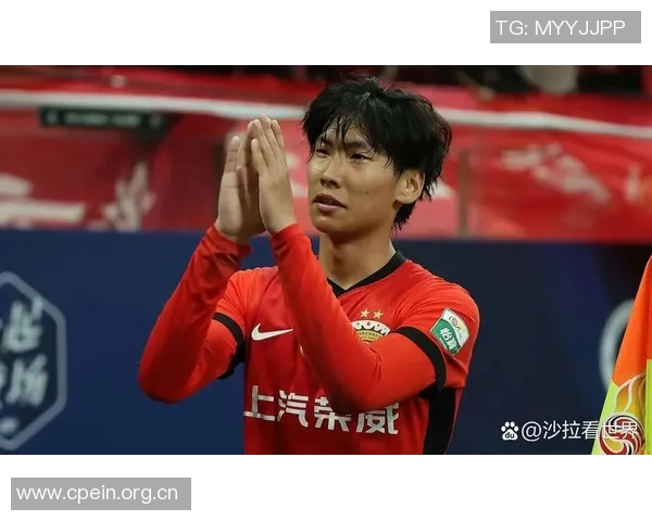 武汉三镇对阵深圳新鹏城半场战报埃杜加西亚再度破门杨一鸣遭遇红牌处罚