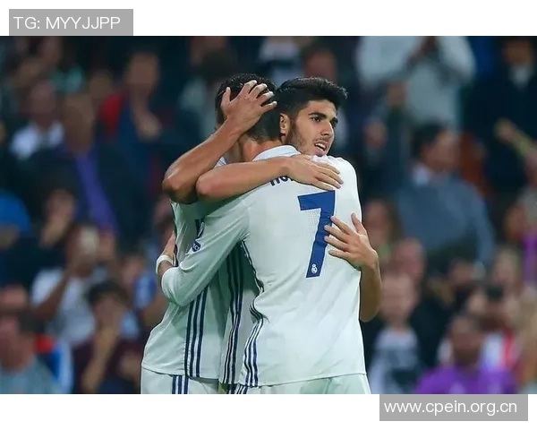 阿森西奥与女友重返伯纳乌现场观看NFL比赛引发热议 阿森西奥与女友重返伯纳乌现场观看NFL比赛引发热议