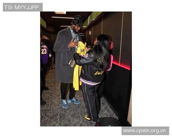 詹姆斯赠送字母哥签名球衣球员间友谊再升温引发热议