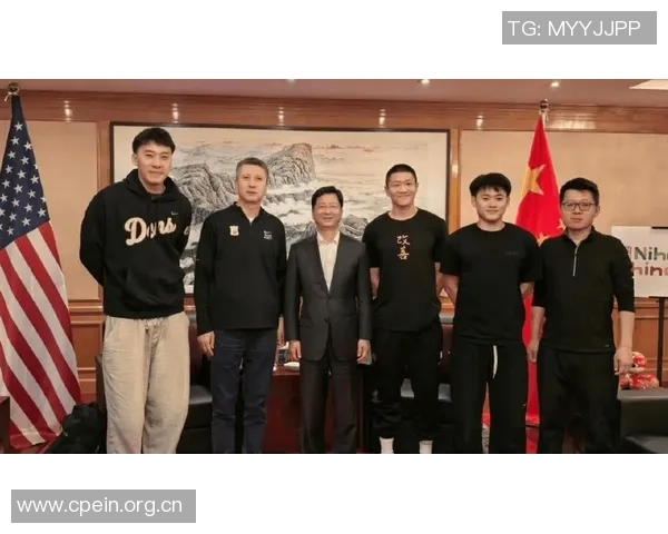 郭士强李昂美考察期间与杨瀚森共度火锅时光尽享欢乐歌声